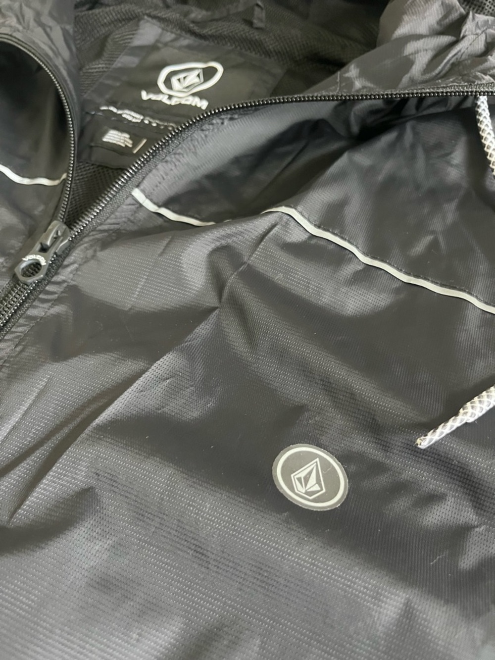 Volcom Hooded Windbreaker Jacket Men’s L Black Lightweight Water Resistant - Picture 6 of 8
